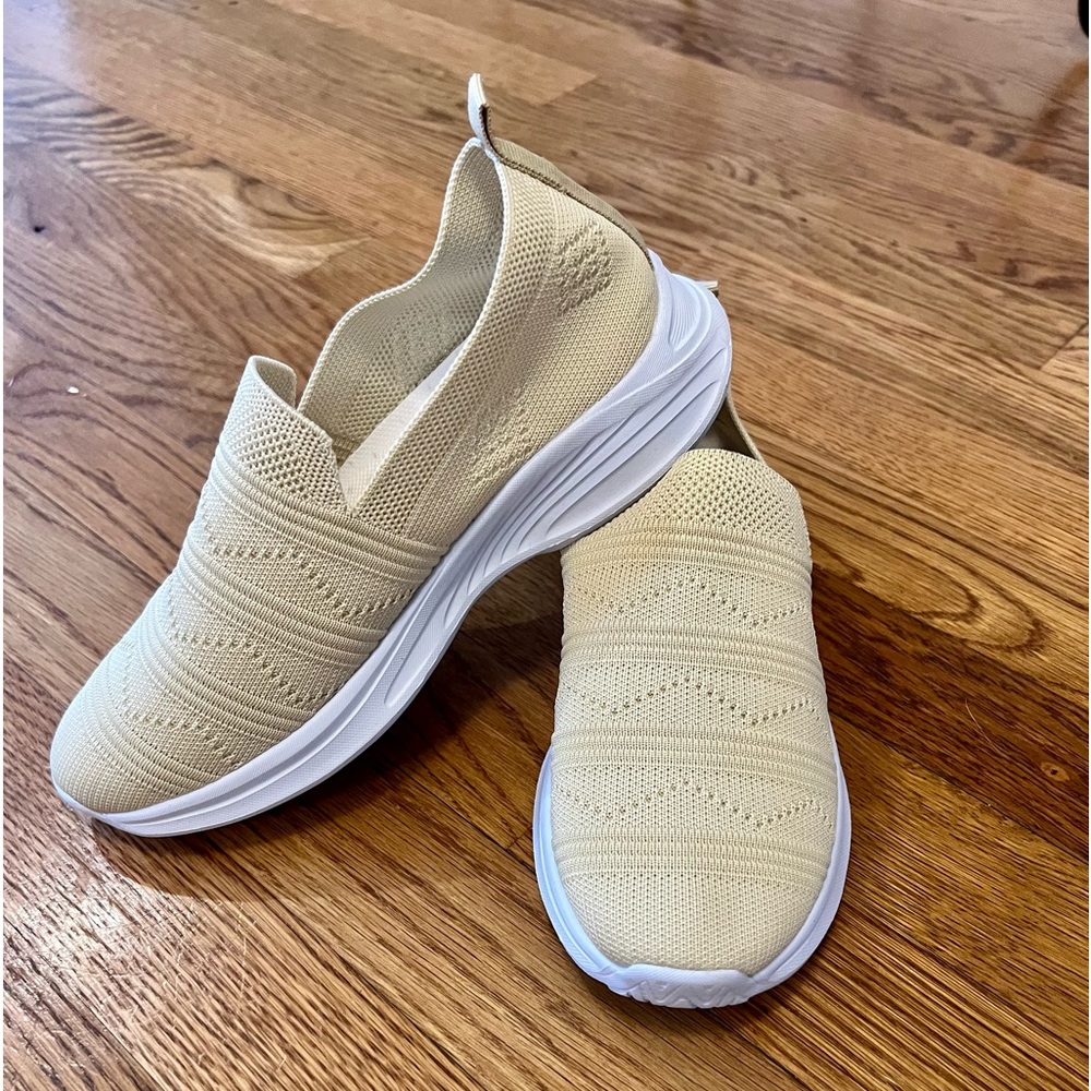 NWOT knit slip on sneakers size 5. They fit like a size 6!